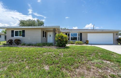 Gulf Gate Estates Casa | Sunny Cottage with lanai and garage, only 4 miles from Siesta Key