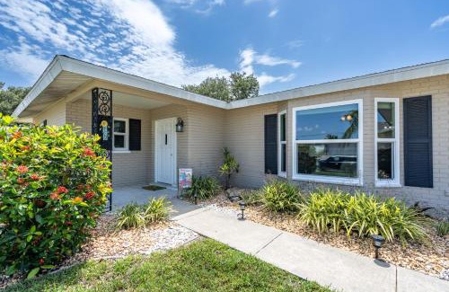Gulf Gate Estates Casa | Sunny Cottage with lanai and garage, only 4 miles from Siesta Key