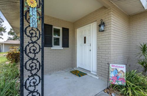 Gulf Gate Estates Casa | Sunny Cottage with lanai and garage, only 4 miles from Siesta Key