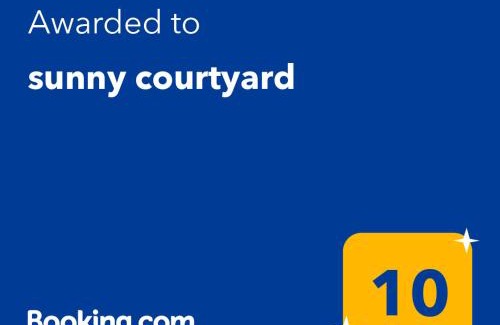 Piombino Apartamento | sunny courtyard
