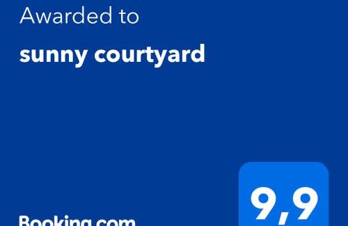 Piombino Apartamento | sunny courtyard