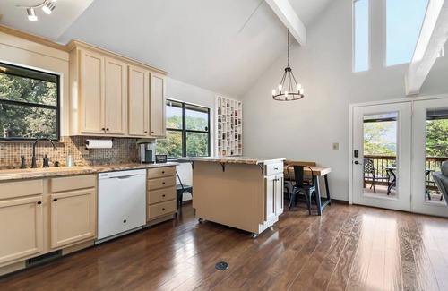 Beaver Shores Cabina | Sunny Days Getaway, Hot Tub/ Fire Pit near Beaver Lake