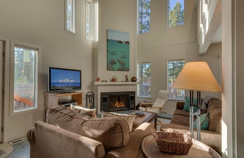 Lake Forest Casa | Sunny Daze at Dollar Point by Tahoe Getaways - Tahoe Classic w Open Floor Plan, Wood Fireplace, Close to Lake!