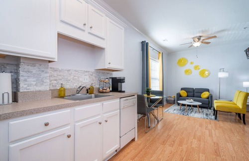 Concord Condominio | Sunny Daze · Sunny Daze- Chic condo close to NASCAR