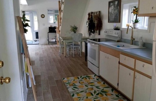 Conneaut Lakeshore Cabaña | Sunny Daze: Updated cozy cottage near Midway Beach