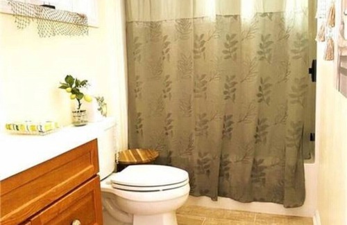 Conneaut Lakeshore Cabaña | Sunny Daze: Updated cozy cottage near Midway Beach