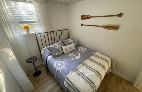 Conneaut Lakeshore Cabaña | Sunny Daze: Updated cozy cottage near Midway Beach