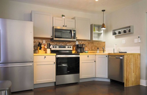 Canon City Casa | New · Sunny Downtown Oasis · Hot Tub