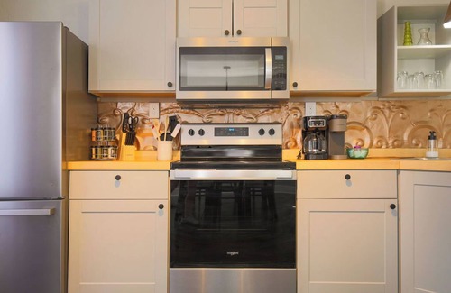 Canon City Casa | New · Sunny Downtown Oasis · Hot Tub