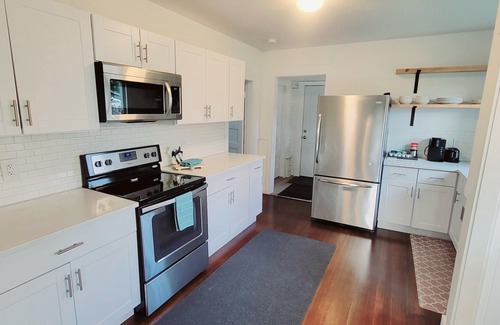 Everett Casa | Sunny Everett Home next to Park/ Pickleball & More! 2 Queen 1 Sofa Bed