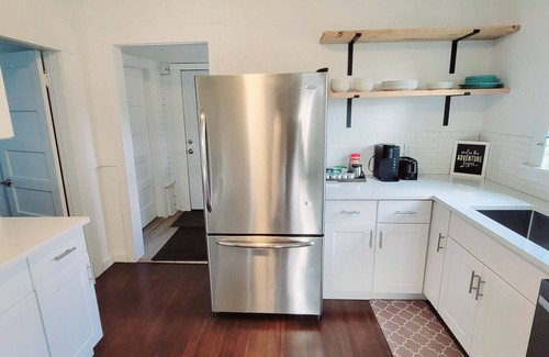 Everett Casa | Sunny Everett Home next to Park/ Pickleball & More! 2 Queen 1 Sofa Bed