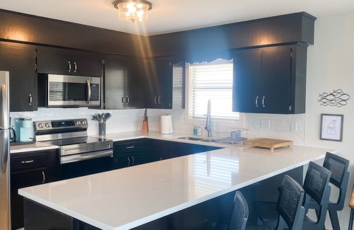 Port O Connor Casa | Sunny Family Friendly House 1500 sqft ~ Oversized Covered Deck ~ .5 m to Beach