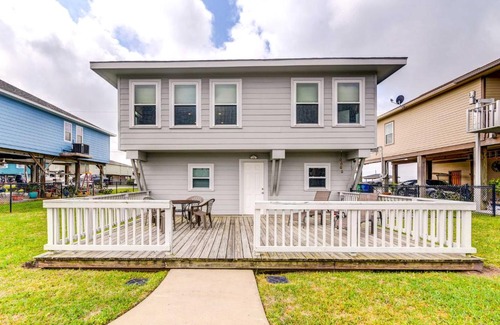Freeport Casa | Sunny Freeport Home on Canal Fish On-Site!
