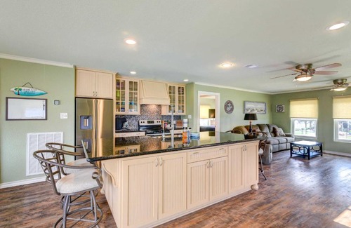 Freeport Casa | Sunny Freeport Home on Canal Fish On-Site!
