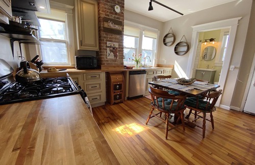 Front Park Casa | Sunny Oasis en ♥ of Five Points, w / Self Check-In