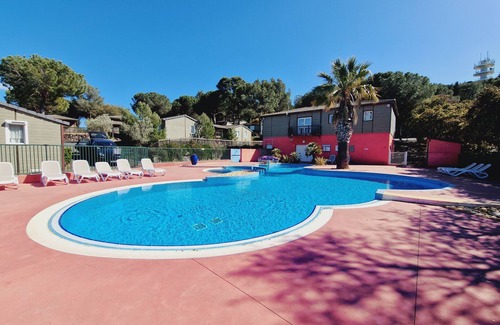 Agde Chalet De Esquí | "Sunny Getaway: Chalet with Pool & Sea View – Cap d'Agde"