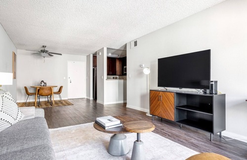 Atwater Village Apartamento | Sunny Glendale 1BR w/ Gym, Pool, walkable location, by Blueground
