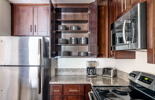 Atwater Village Apartamento | Sunny Glendale 1BR w/ Gym, Pool, walkable location, by Blueground