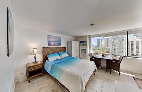 McCully - Moiliili Casa | Sunny Hawaiian Monarch Studio