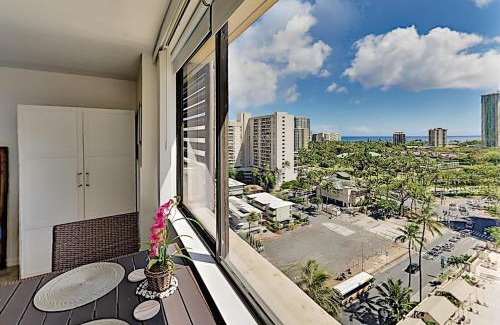 McCully - Moiliili Casa | Sunny Hawaiian Monarch Studio