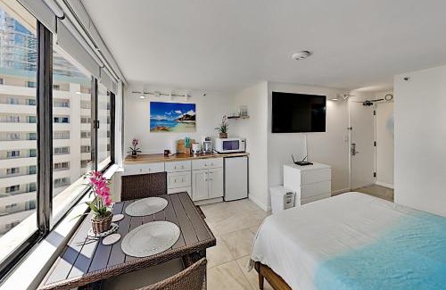 McCully - Moiliili Casa | Sunny Hawaiian Monarch Studio