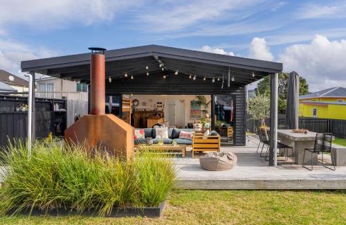Whangamata Casa | Sunny Hideaway - Whangamata Holiday Home