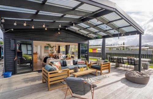Whangamata Casa | Sunny Hideaway - Whangamata Holiday Home