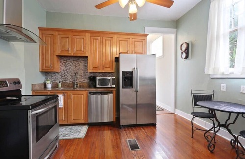Irish Channel Casa | Sunny Historic 2br Magazine Street House
