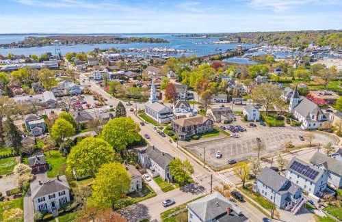 Mystic - New London Casa | Sunny Historic 3 BR Townhouse in Downtown Mystic