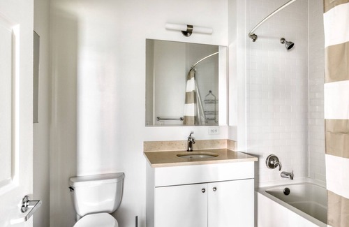 Hoboken Apartamento | Sunny Hoboken 2BR w/ Gym, Shuttle, Lounge, Fire Pit & Pool, by Blueground