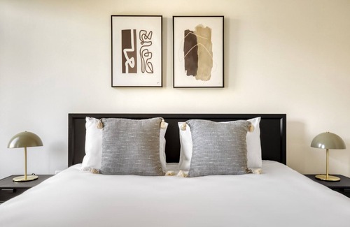 Hoboken Apartamento | Sunny Hoboken 2BR w/ Gym, Shuttle, Lounge, Fire Pit & Pool, by Blueground