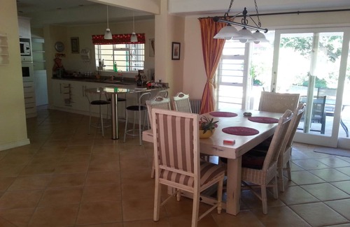 Somerset West Casa | Soleada casa de vacaciones para relajarse, gran jardín, piscina y vistas a Helderberg