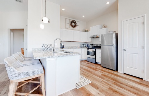 Rockport Casa | Sunny home minutes from beach with pool - golfing nearby