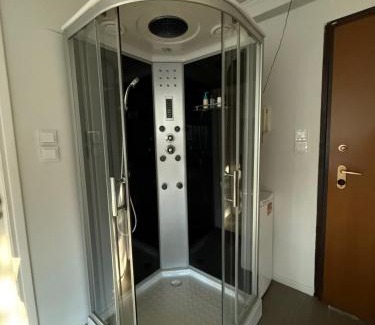 Peristeri Apartamento | Sunny Home Private Jacuzzi Hydromassage, Underground Parking, 300m Metro Peristeri