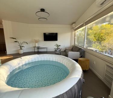 Peristeri Apartamento | Sunny Home Private Jacuzzi Hydromassage, Underground Parking, 300m Metro Peristeri