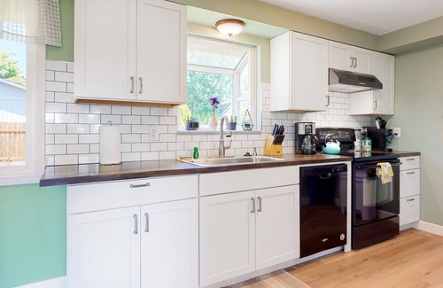 Dundee Casa | Sunny home with enclosed yard, grill, fast WiFi, washer/dryer, & outdoor dining