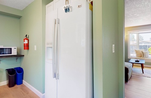 Dundee Casa | Sunny home with enclosed yard, grill, fast WiFi, washer/dryer, & outdoor dining