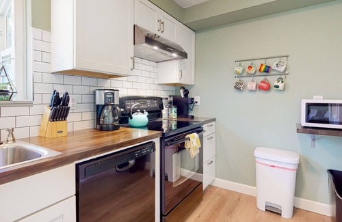 Dundee Casa | Sunny home with enclosed yard, grill, fast WiFi, washer/dryer, & outdoor dining