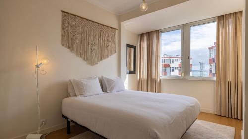 Paco De Arcos Apartamento | Sunny Horizon Retreat by LovelyStay