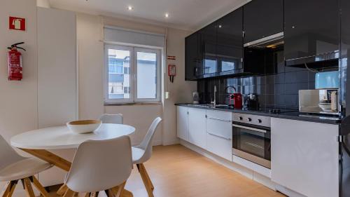 Paco De Arcos Apartamento | Sunny Horizon Retreat by LovelyStay