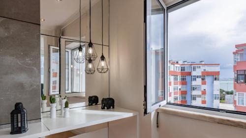 Paco De Arcos Apartamento | Sunny Horizon Retreat by LovelyStay