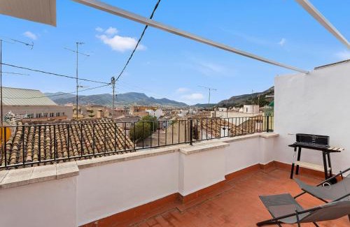 Onil Apartamento | Sunny house in Onil with terrace and bbq