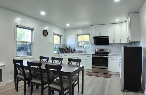 Queens Casa | Sunny House in Queens · Entire Home · Private Parking