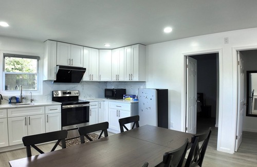 Queens Casa | Sunny House in Queens · Entire Home · Private Parking