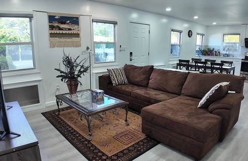 Queens Casa | Sunny House in Queens · Entire Home · Private Parking