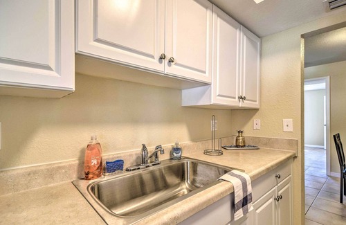 Indian Rocks Beach Apartamento | Sunny Indian Rocks Beach Condo: Steps to Gulf!