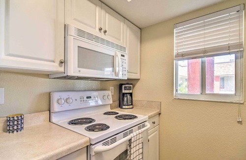 Indian Rocks Beach Apartamento | Sunny Indian Rocks Beach Condo: Steps to Gulf!