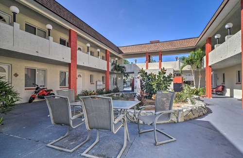 Indian Rocks Beach Apartamento | Sunny Indian Rocks Beach Condo: Steps to Gulf!