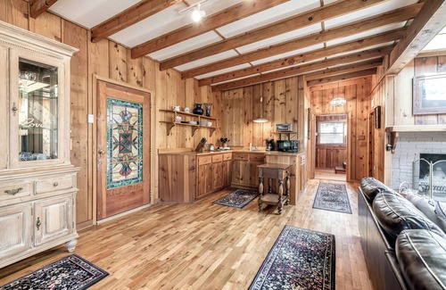 Gainesville Casa | Sunny & Lakefront Haven in Gainesville~King Bed