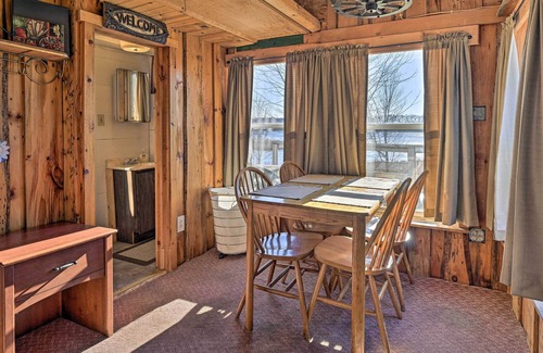 Montello Apartamento | Sunny Lakefront Retreat: Boat, Fish & Hike!